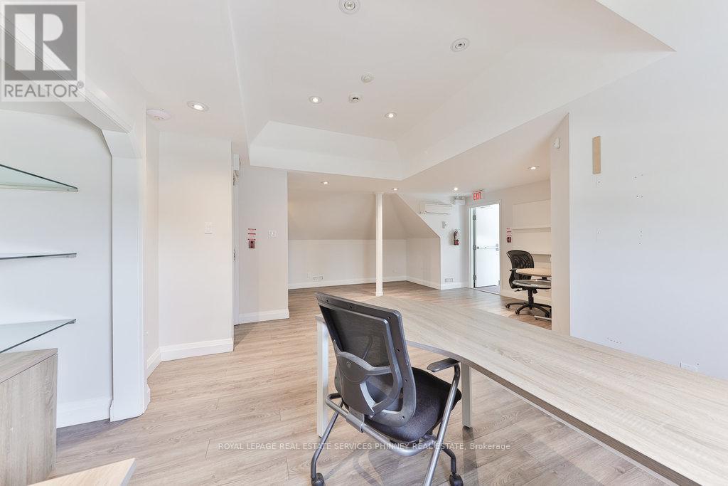 UPPER – 15 MISSISSAUGA ROAD S
