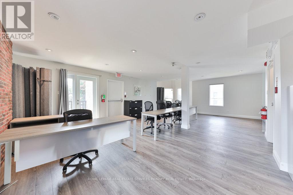 UPPER – 15 MISSISSAUGA ROAD S