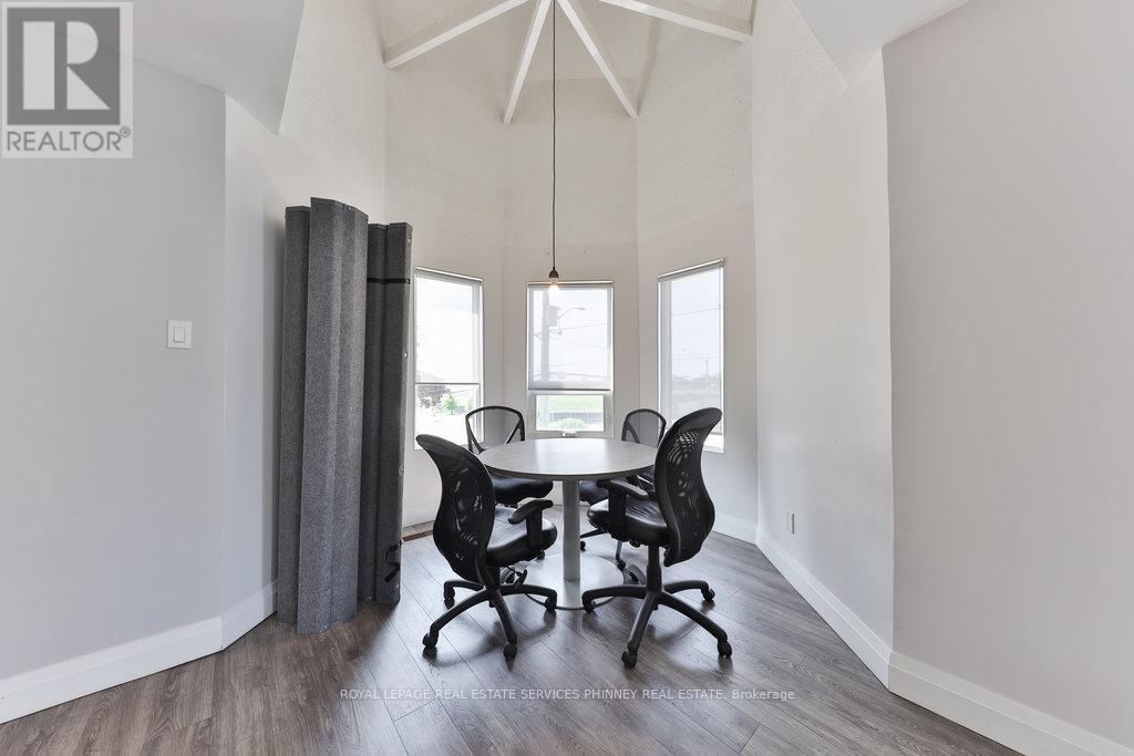 UPPER – 15 MISSISSAUGA ROAD S