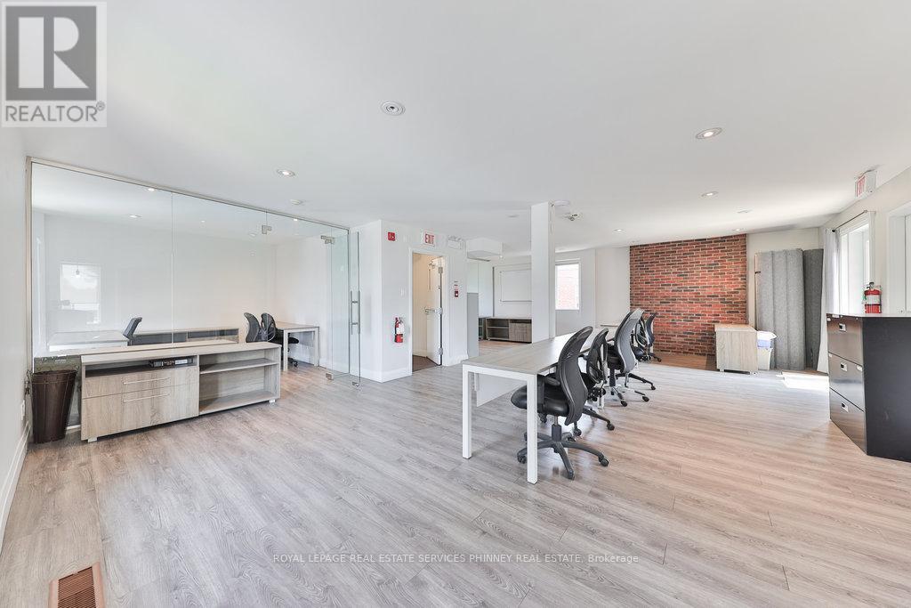 UPPER – 15 MISSISSAUGA ROAD S