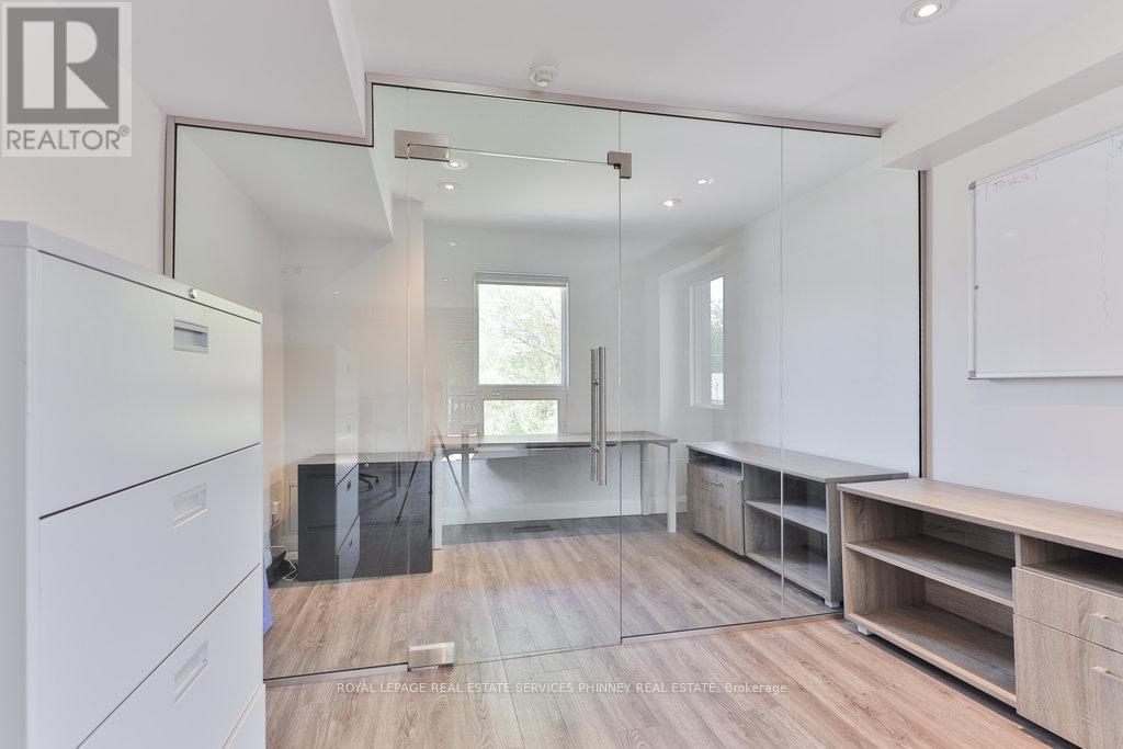 UPPER – 15 MISSISSAUGA ROAD S