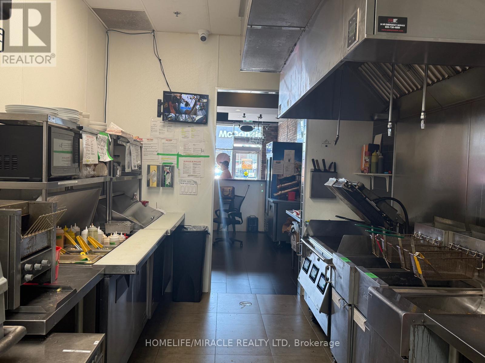 4 – 101 JAMES SNOW PARKWAY N