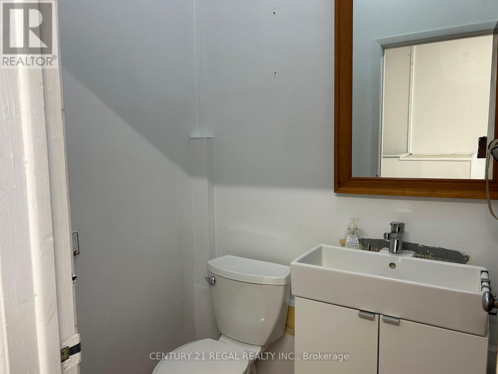 1702 QUEEN STREET W