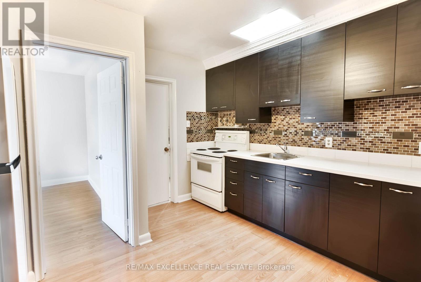 APT 1 – 2434 LAKE SHORE BOULEVARD W