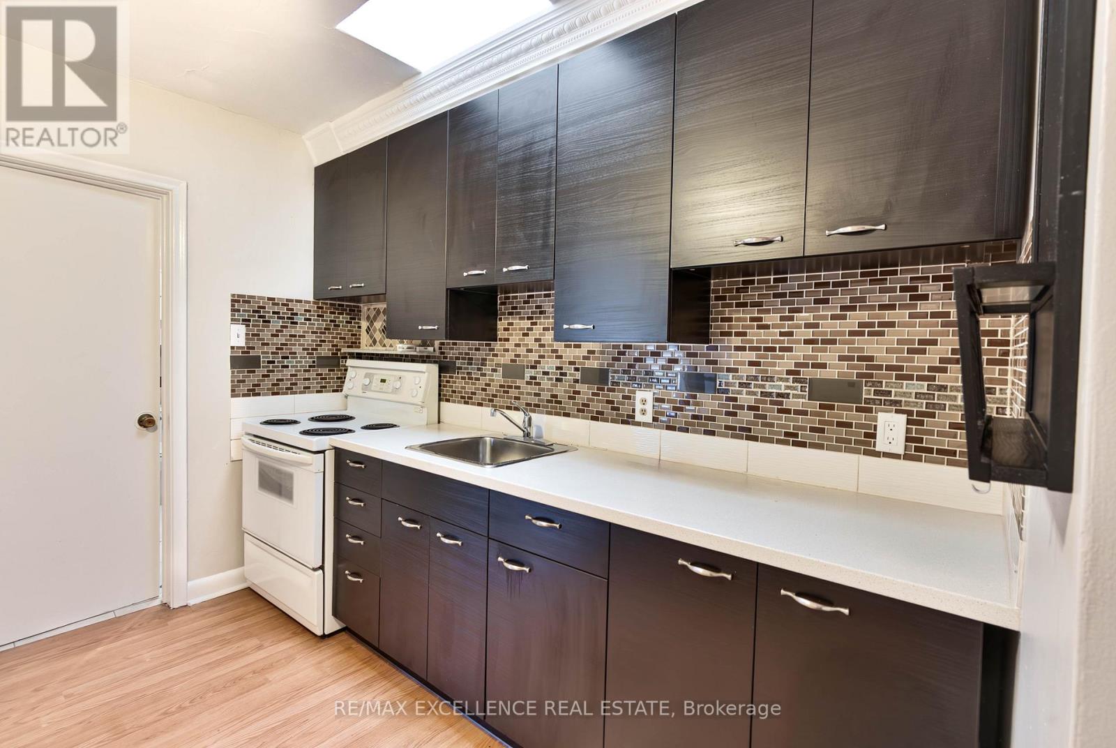 APT 1 – 2434 LAKE SHORE BOULEVARD W