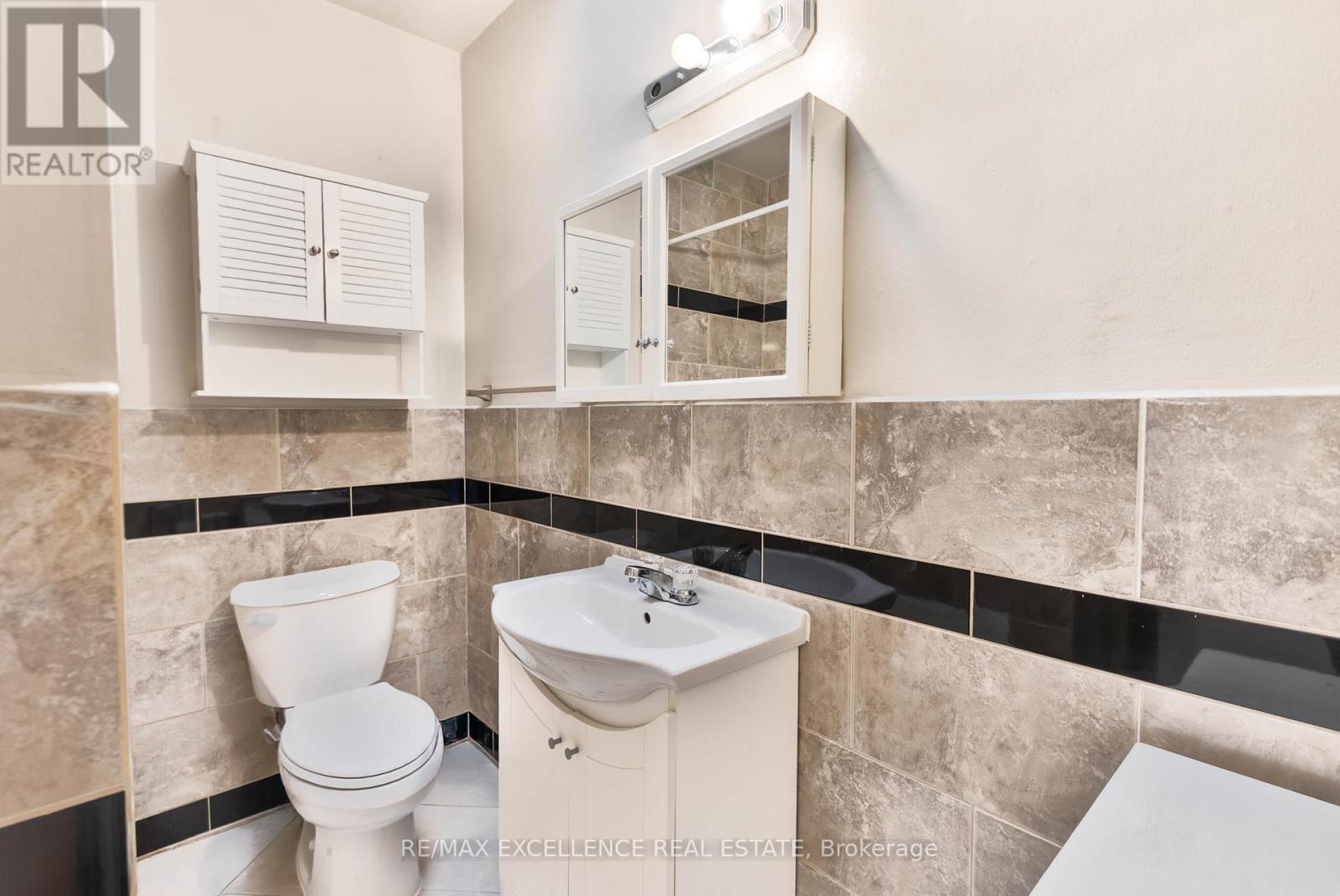 APT 1 – 2434 LAKE SHORE BOULEVARD W