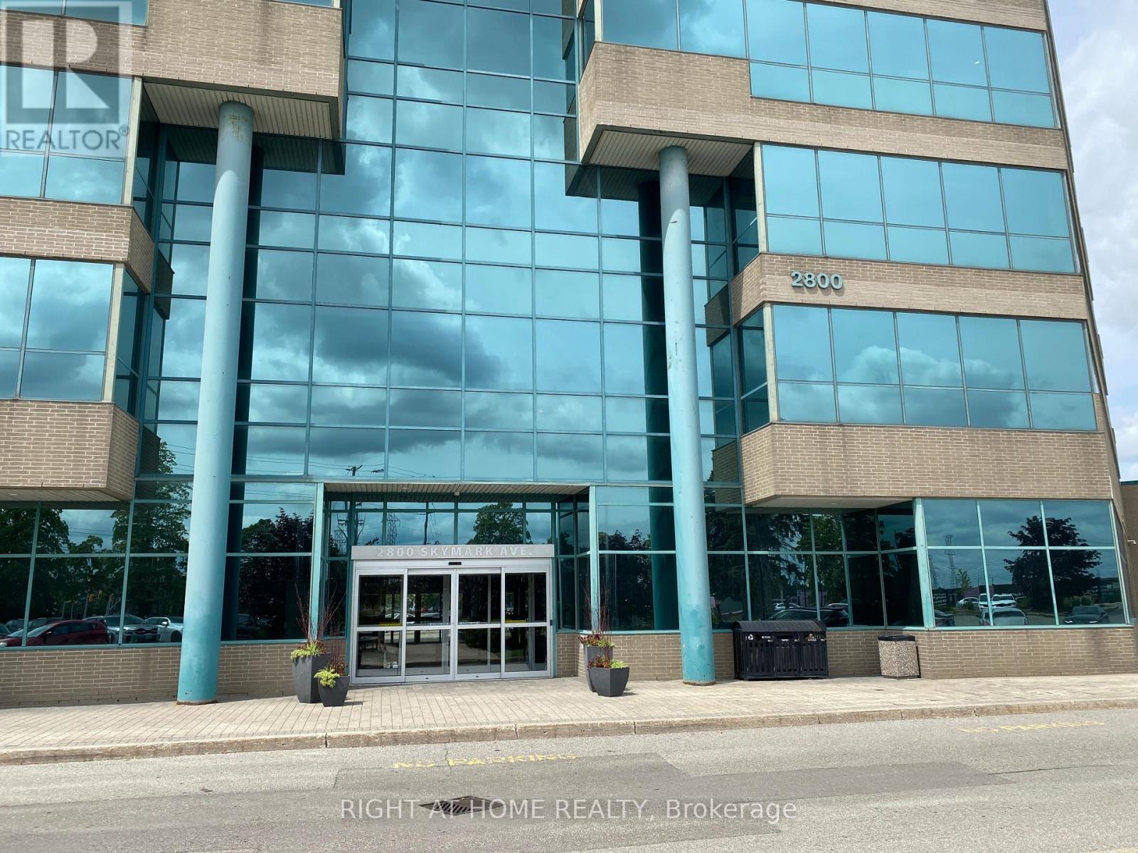 32 – 2800 SKYMARK AVENUE