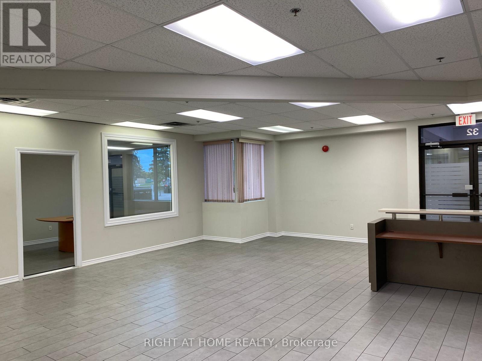 32 – 2800 SKYMARK AVENUE