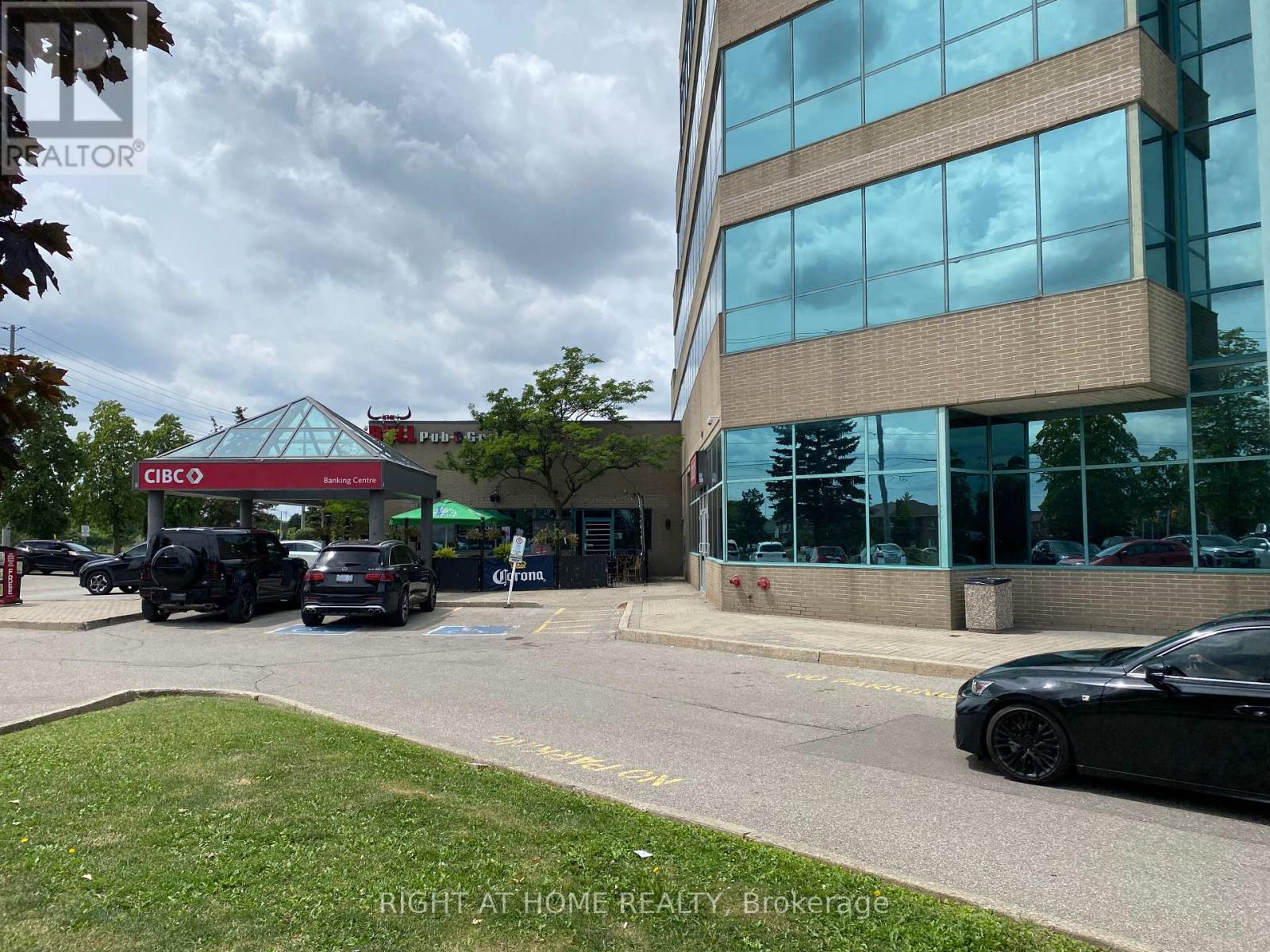 32 – 2800 SKYMARK AVENUE