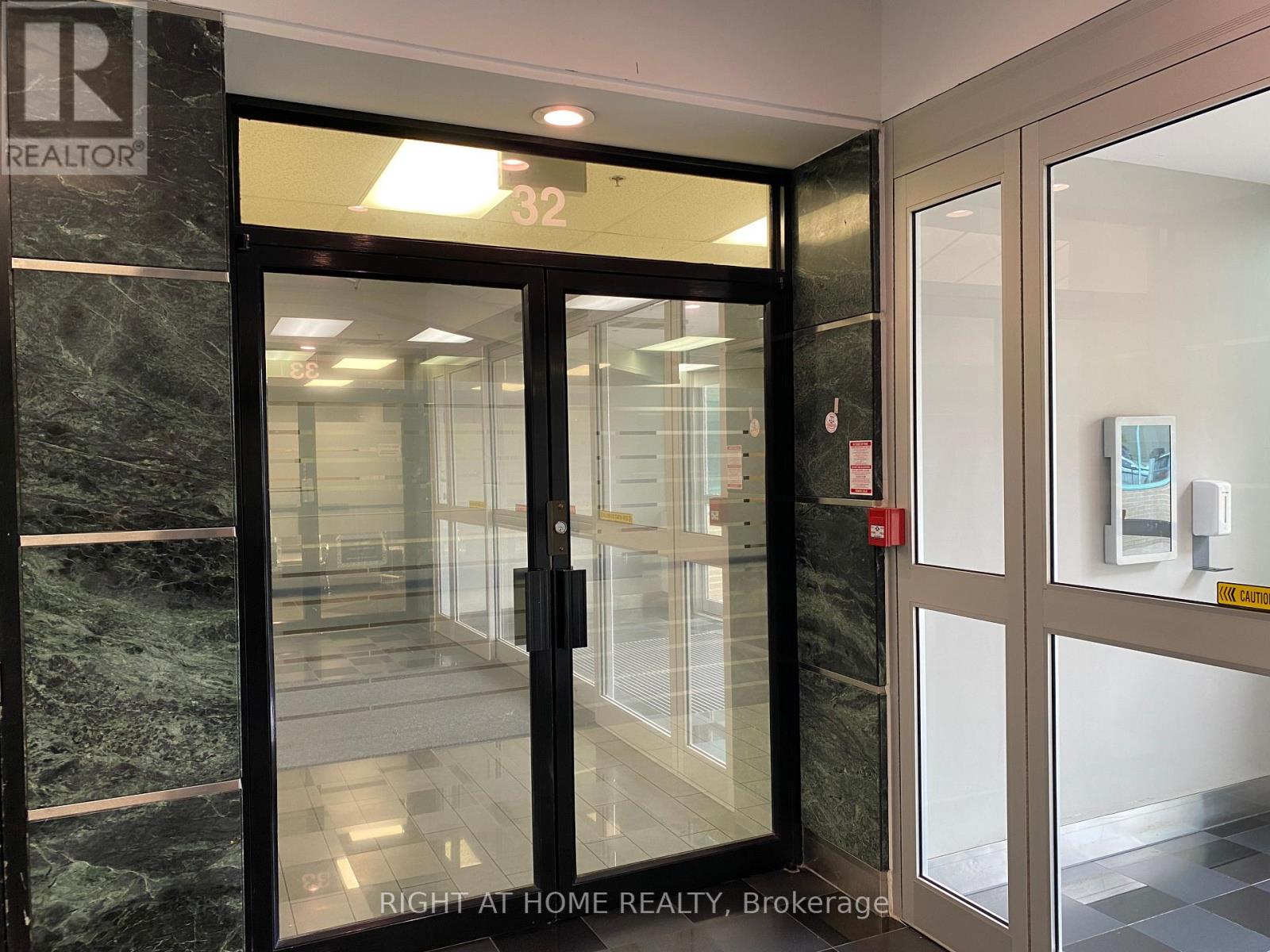32 – 2800 SKYMARK AVENUE