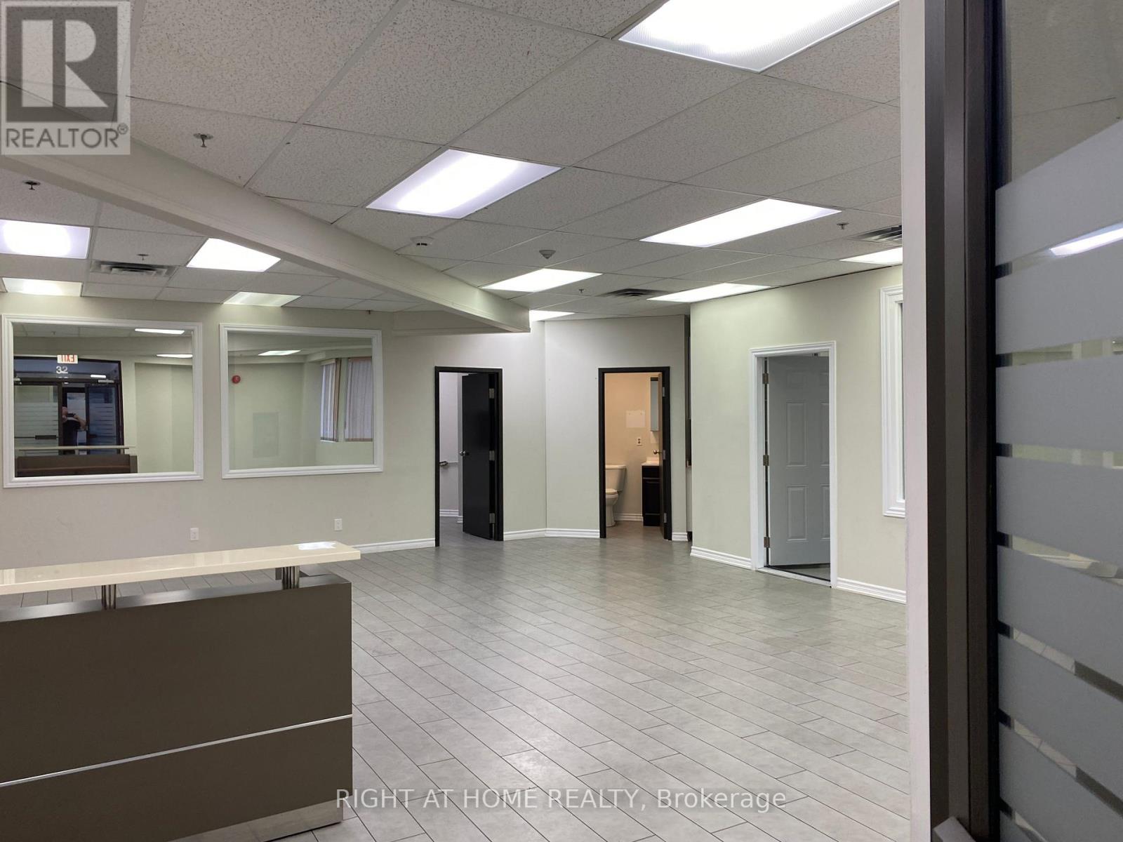 32 – 2800 SKYMARK AVENUE