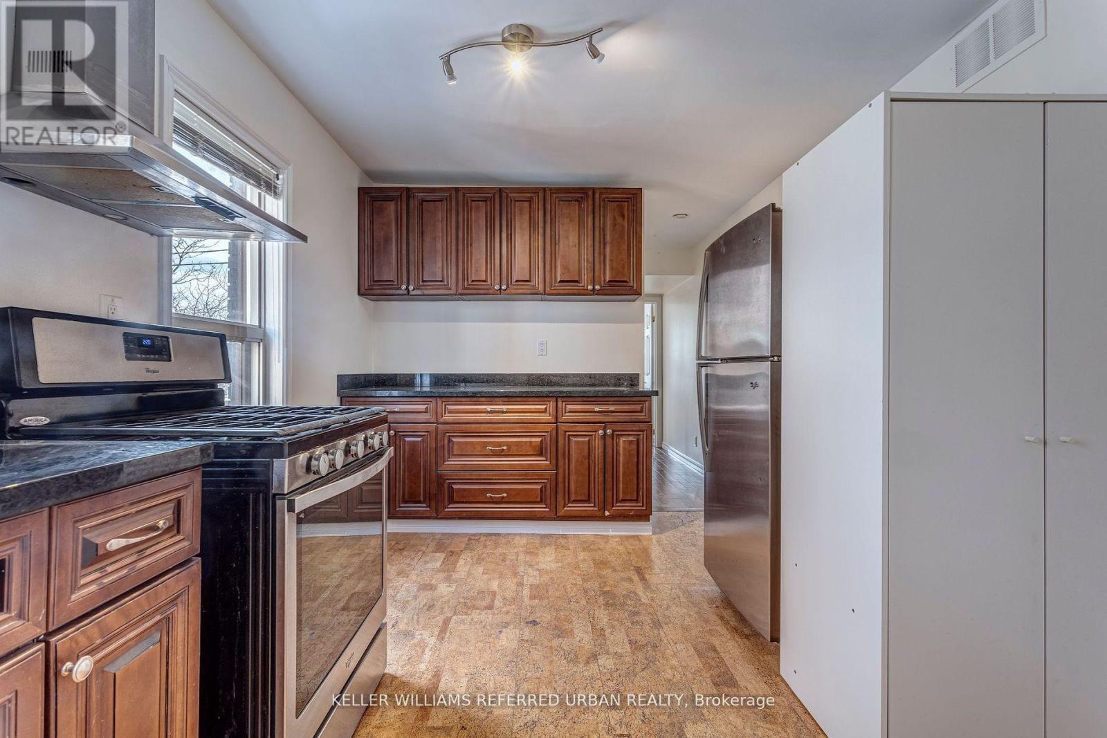 2 – 2976 LAKE SHORE BOULEVARD W