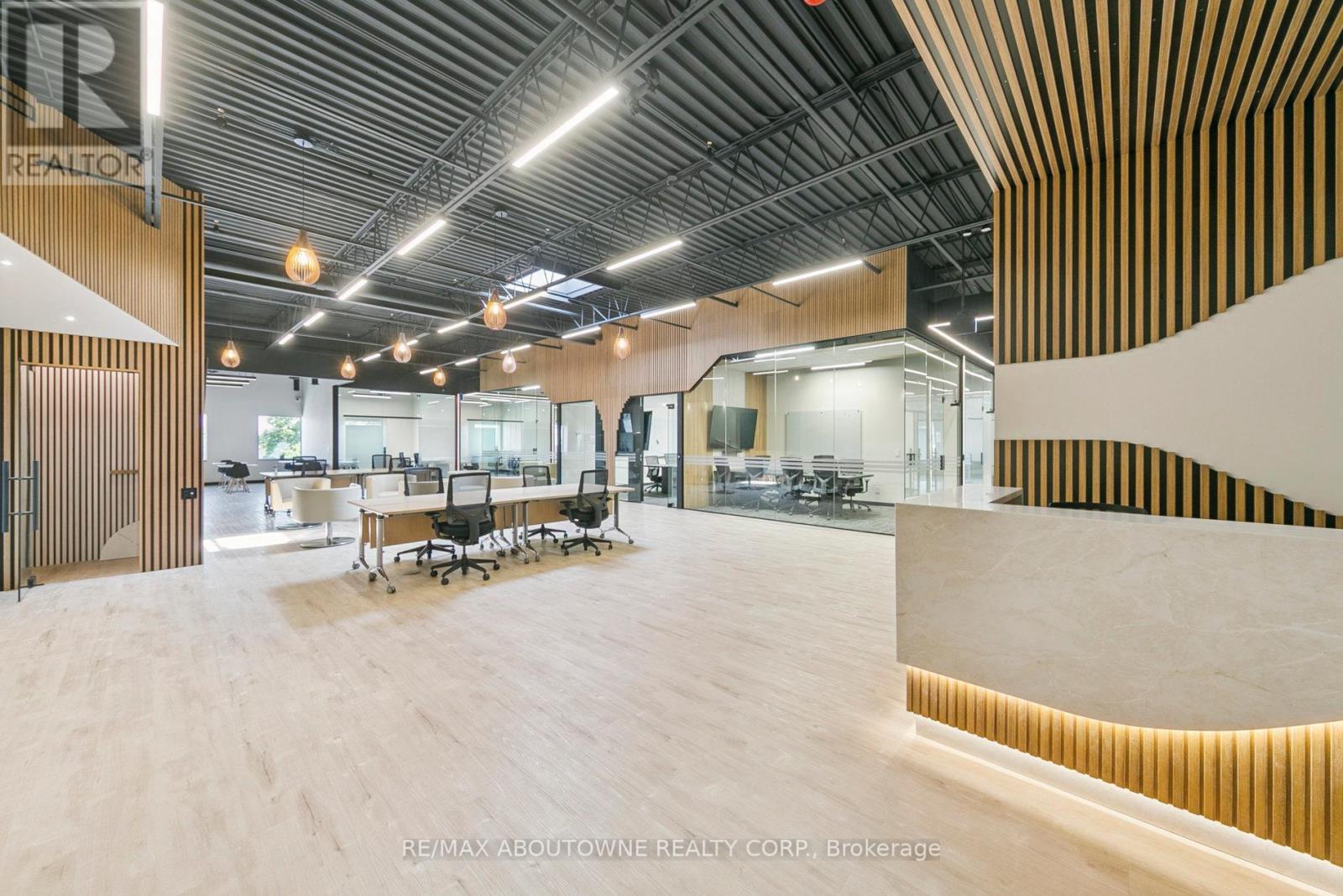 211-2 – 320 MATHESON BOULEVARD W