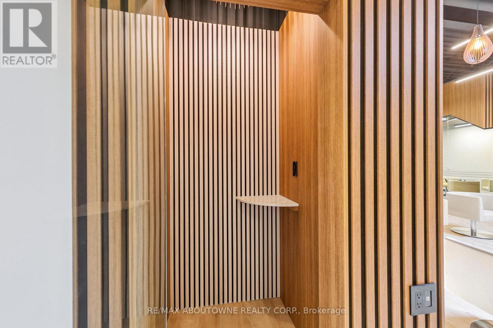 211-2 – 320 MATHESON BOULEVARD W