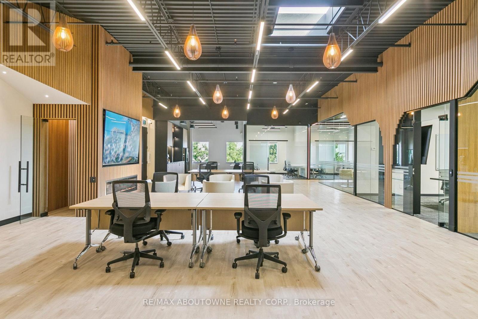 211-2 – 320 MATHESON BOULEVARD W