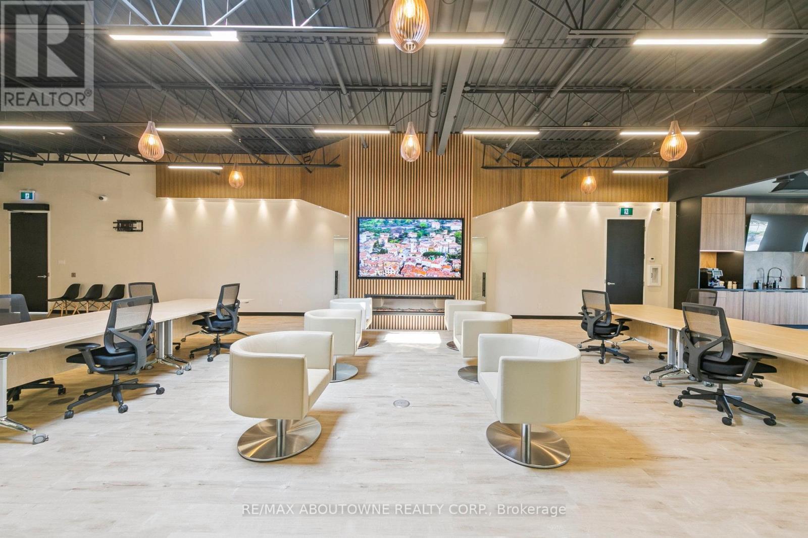 211-2 – 320 MATHESON BOULEVARD W
