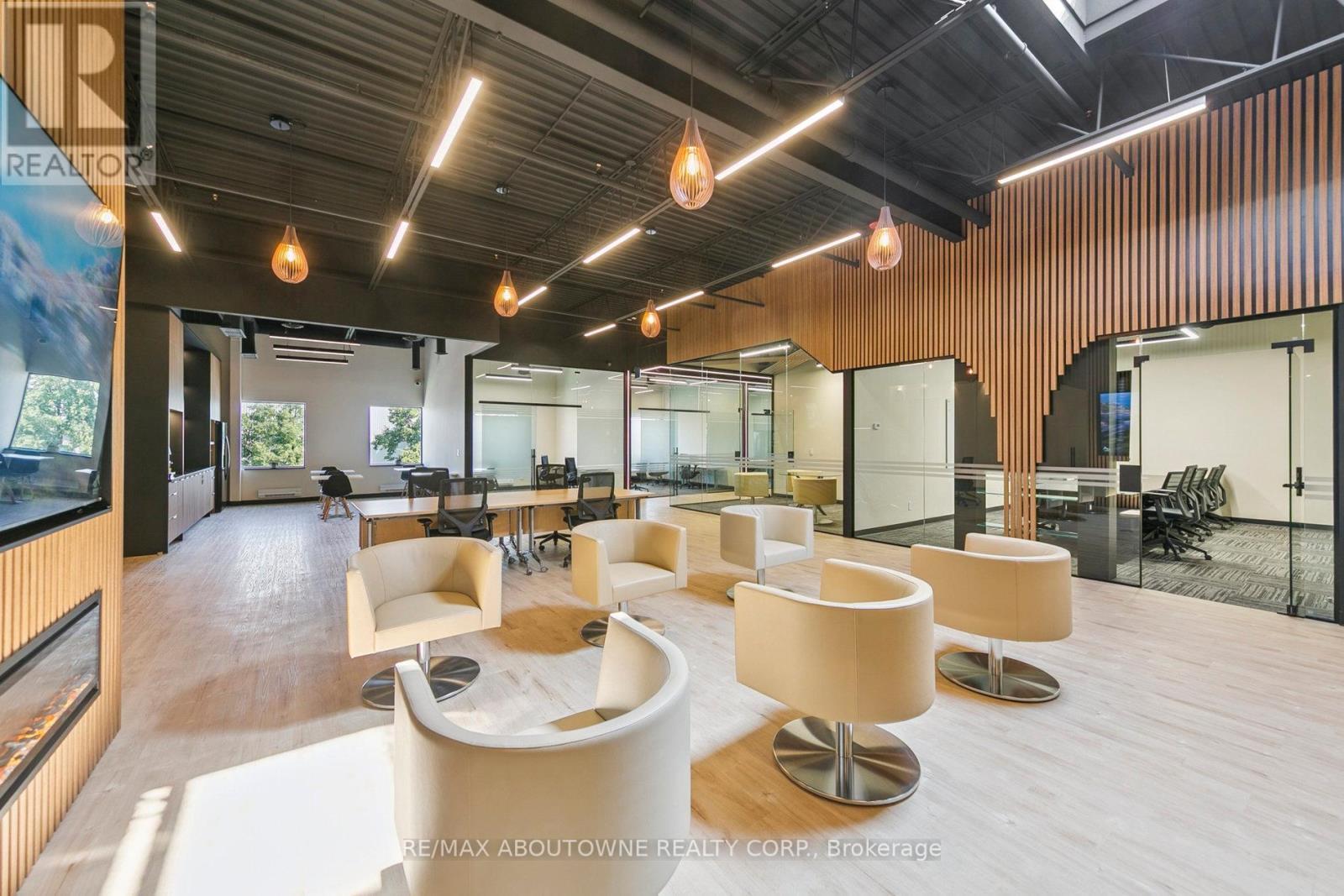 211-2 – 320 MATHESON BOULEVARD W
