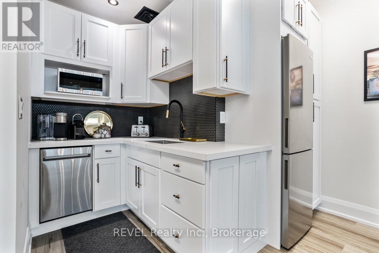 2 – 4170 FAIRVIEW STREET