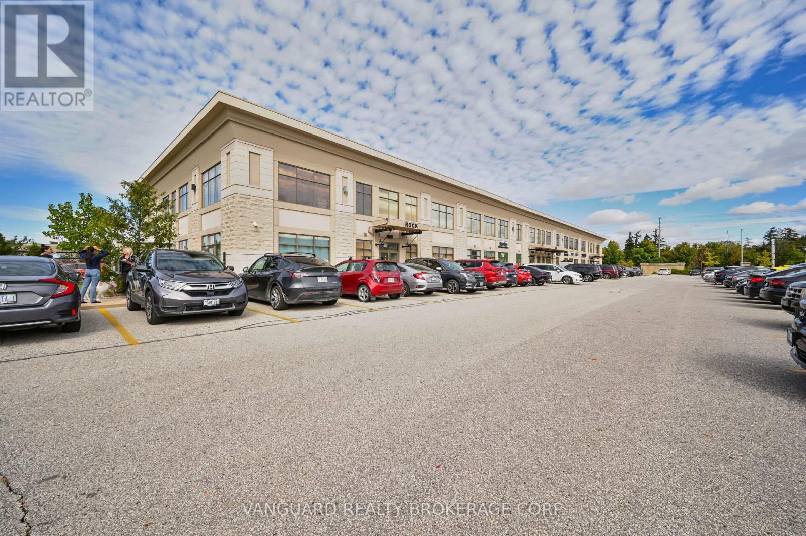 209 – 400 BRONTE STREET