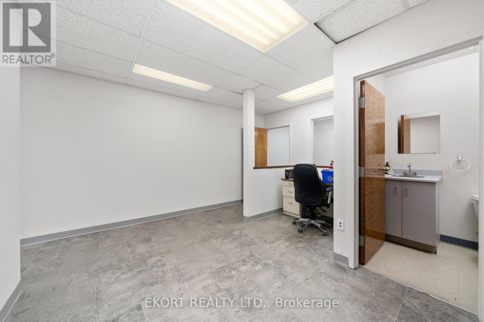 300 – 274 DUNDAS STREET E