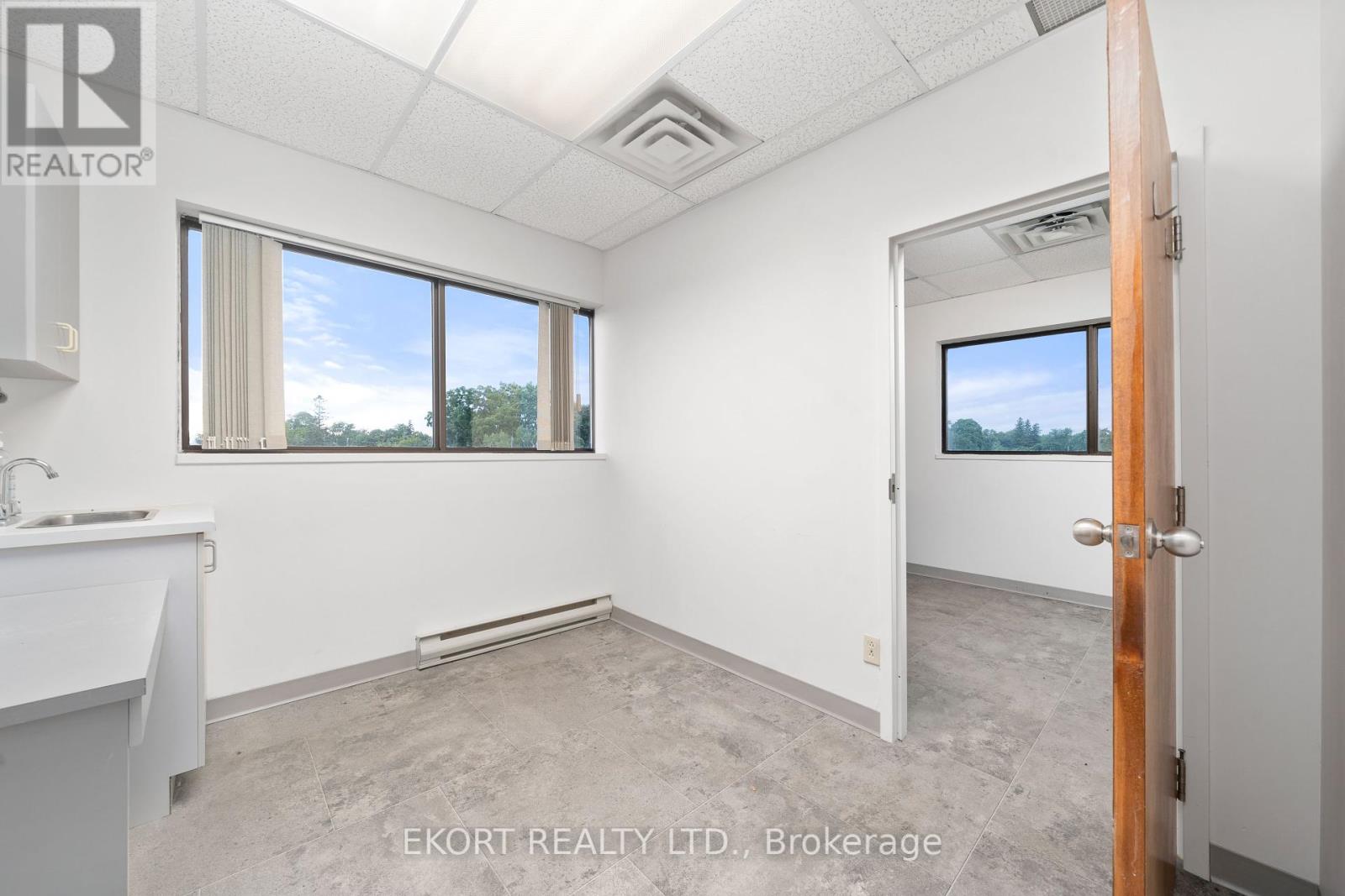 300 – 274 DUNDAS STREET E