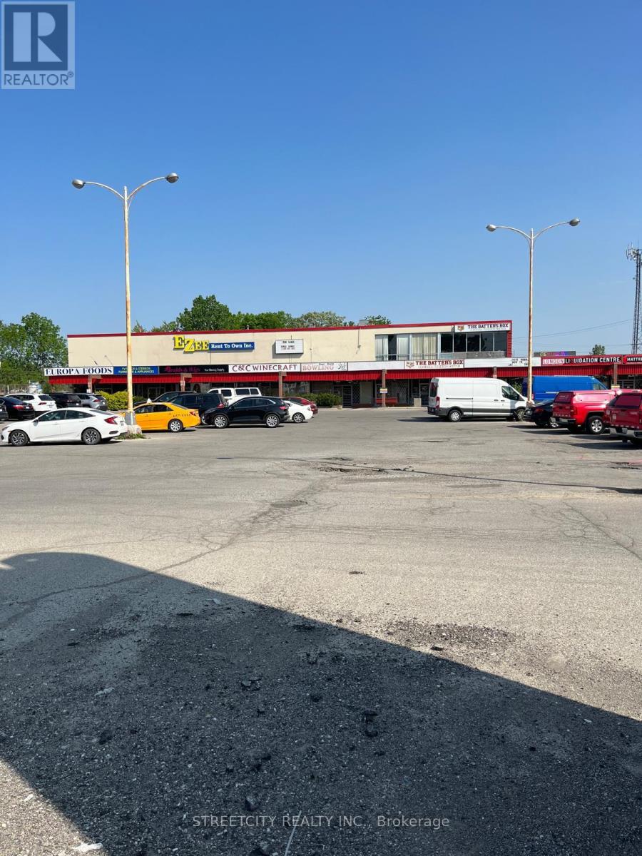 UPPER – 1472 DUNDAS STREET E