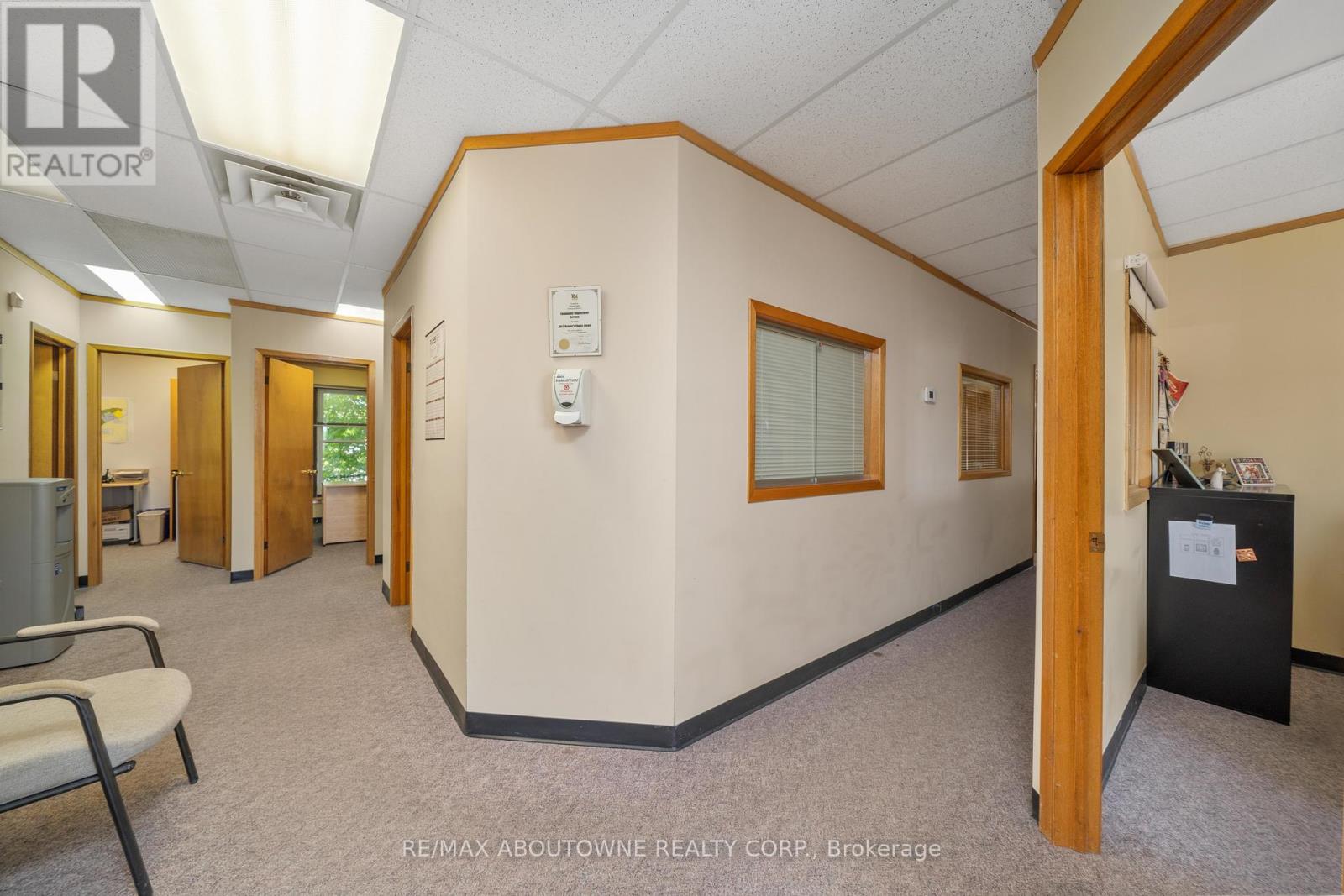 54 DUNDAS STREET E