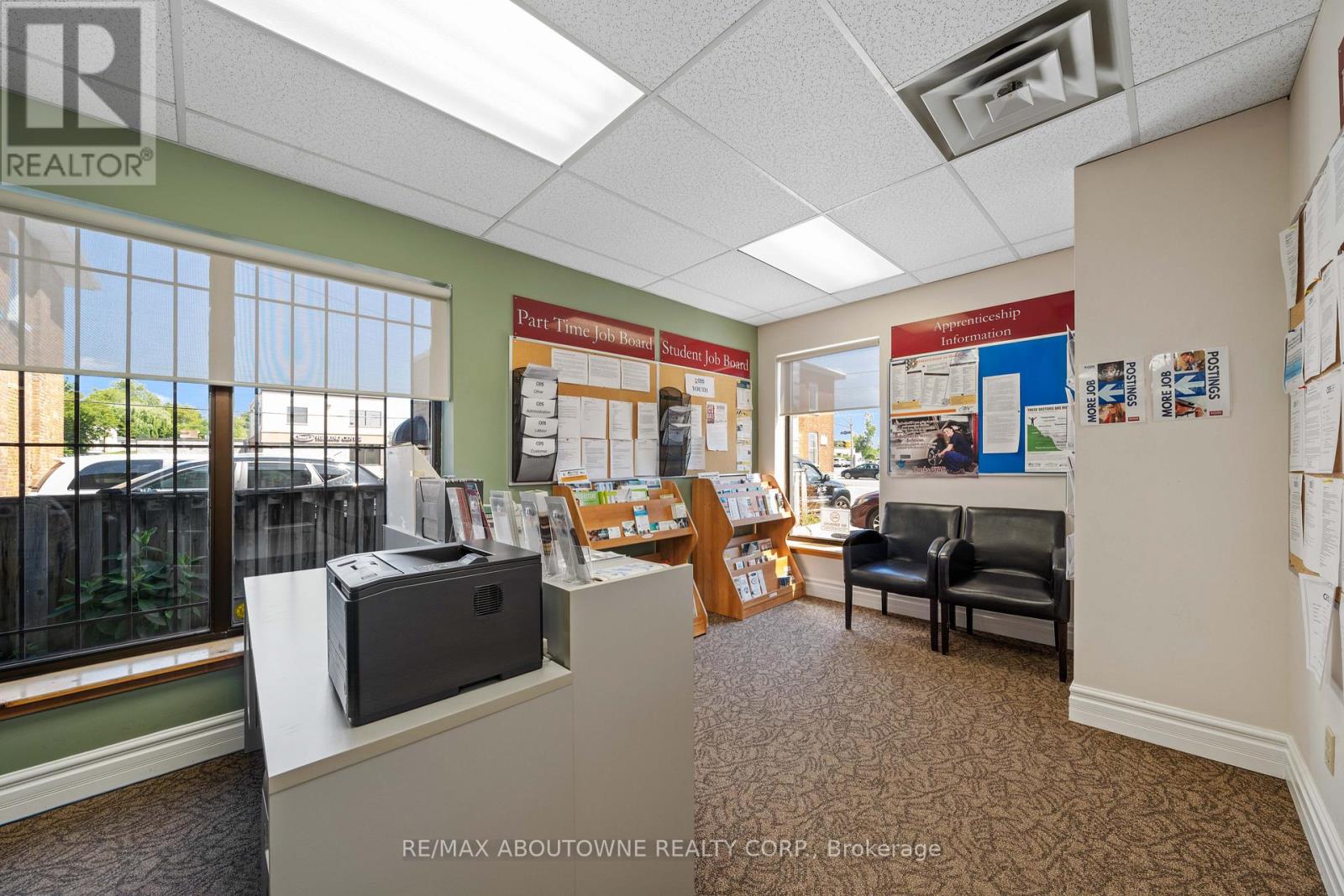 54 DUNDAS STREET E