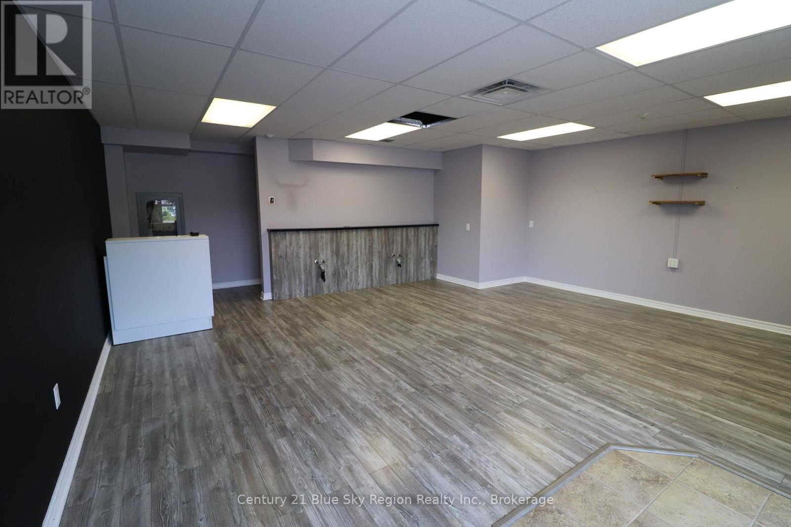 4 – 955 STOCKDALE ROAD