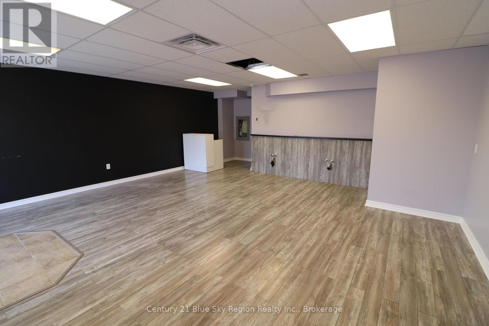 4 – 955 STOCKDALE ROAD