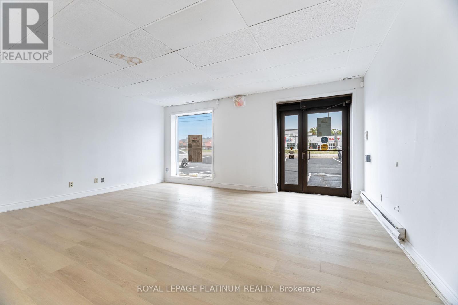 2 – 481 DUNDAS STREET W