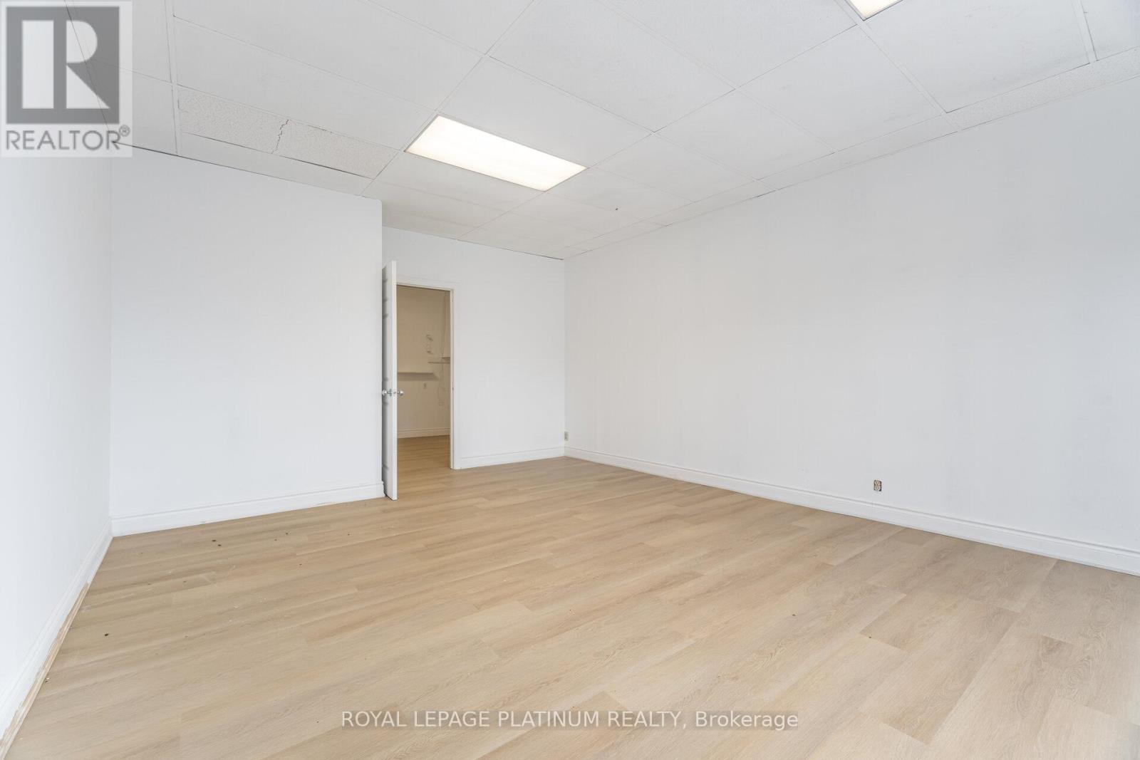 3 – 481 DUNDAS STREET W
