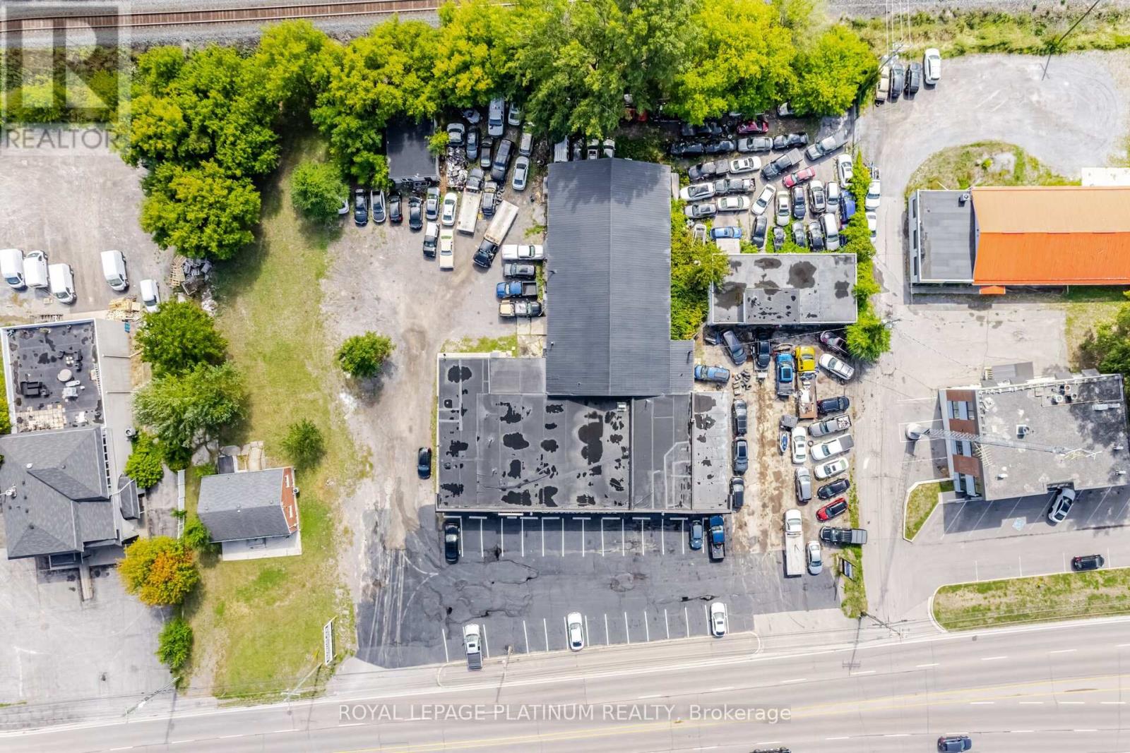 3 – 481 DUNDAS STREET W