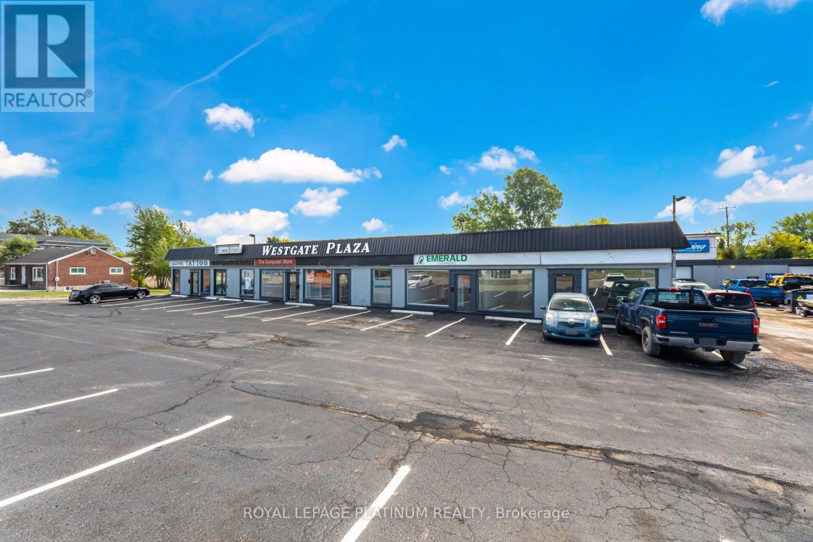 3 – 481 DUNDAS STREET W