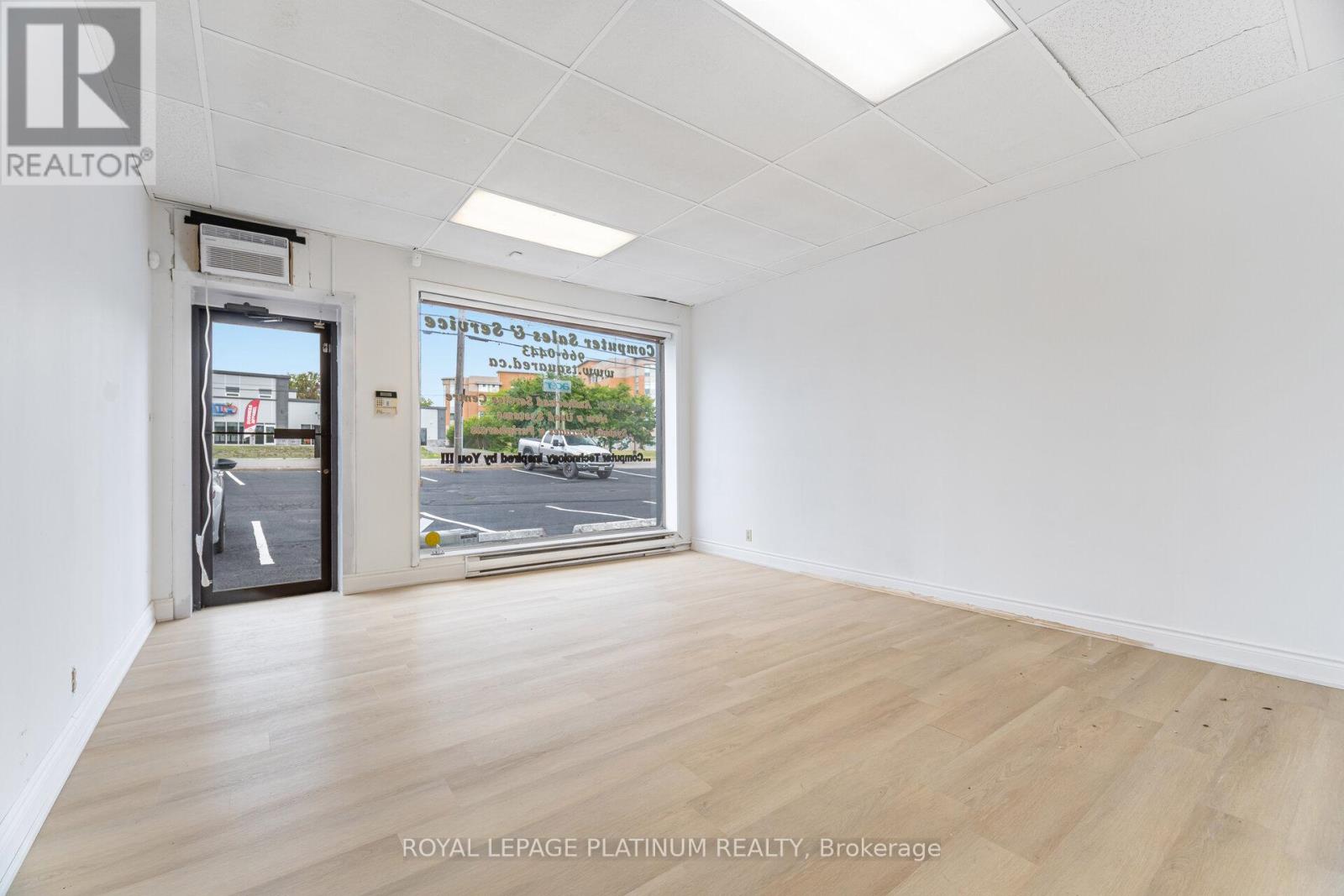 3 – 481 DUNDAS STREET W