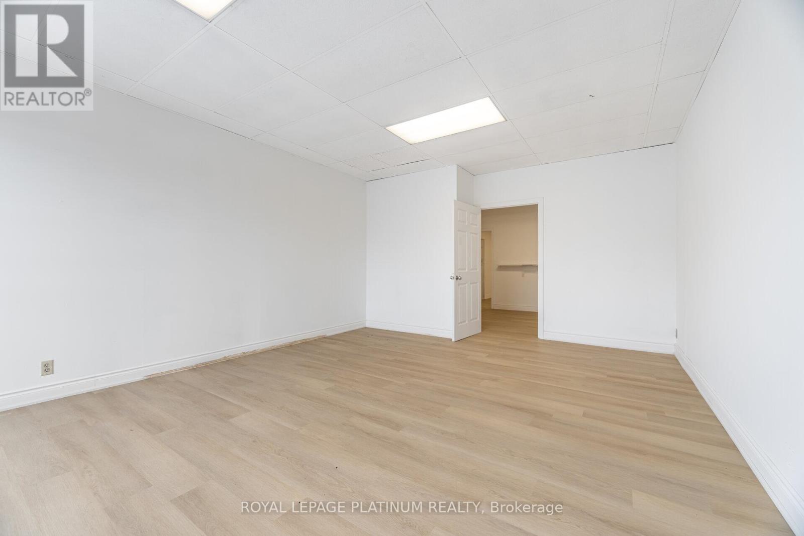 3 – 481 DUNDAS STREET W