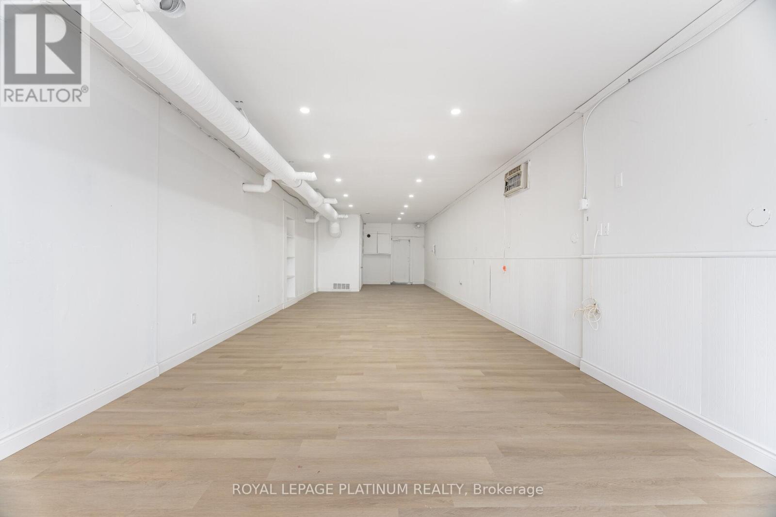 6 – 481 DUNDAS STREET W