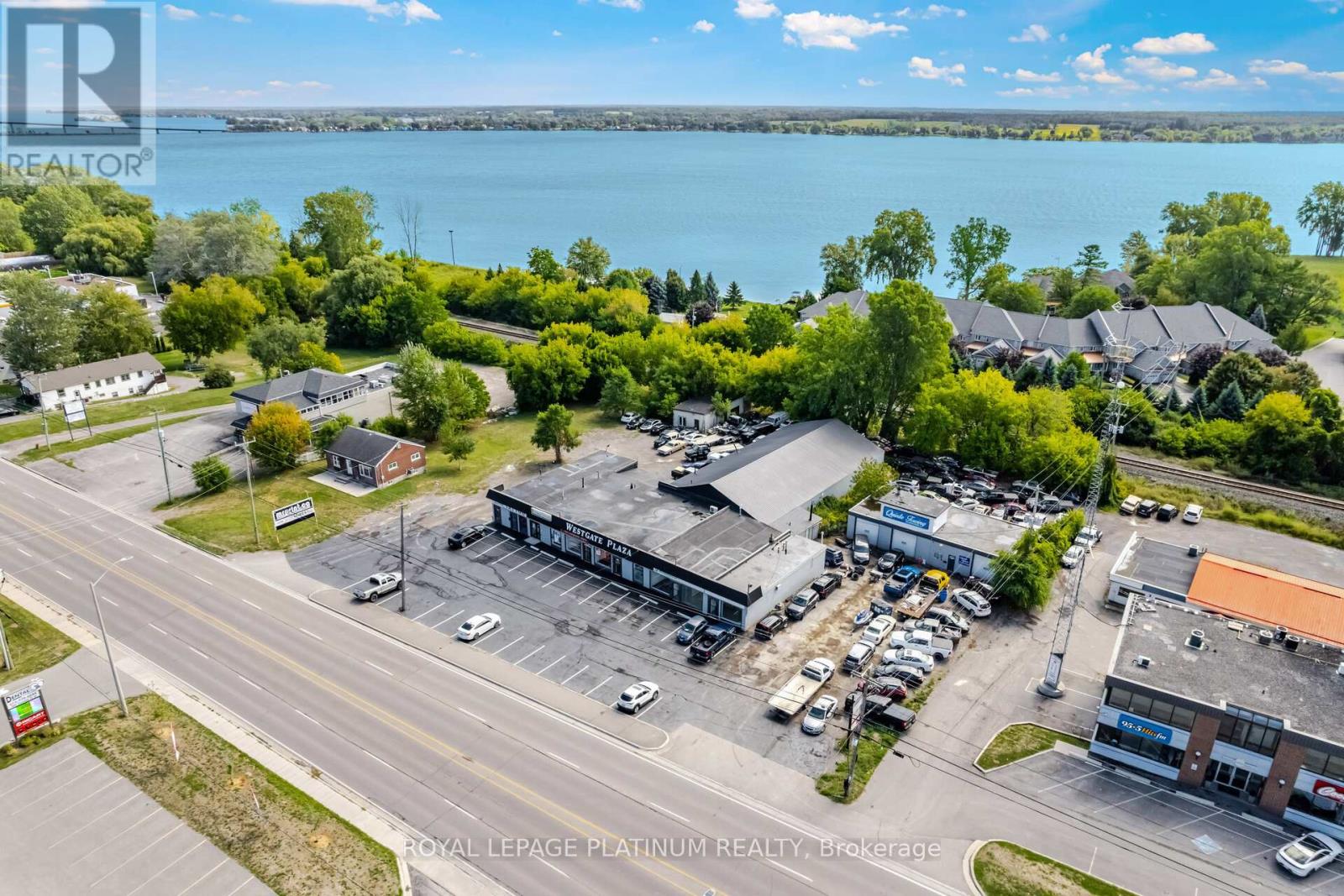 6 – 481 DUNDAS STREET W