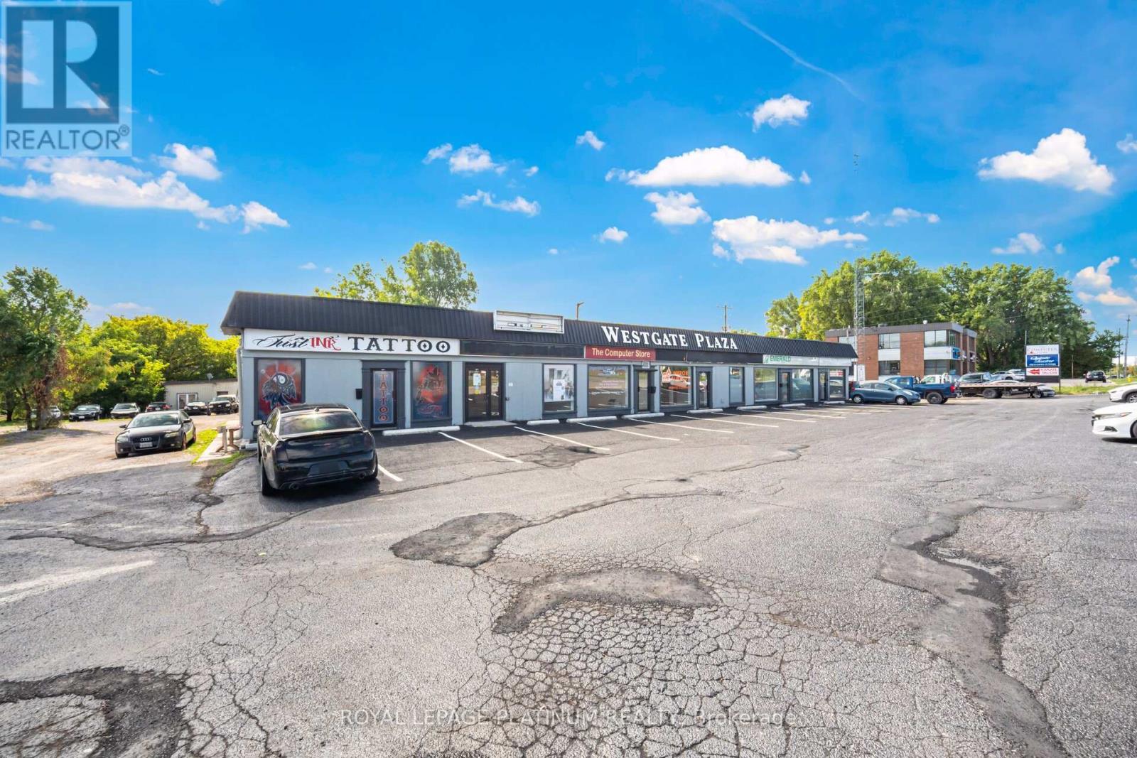 6 – 481 DUNDAS STREET W