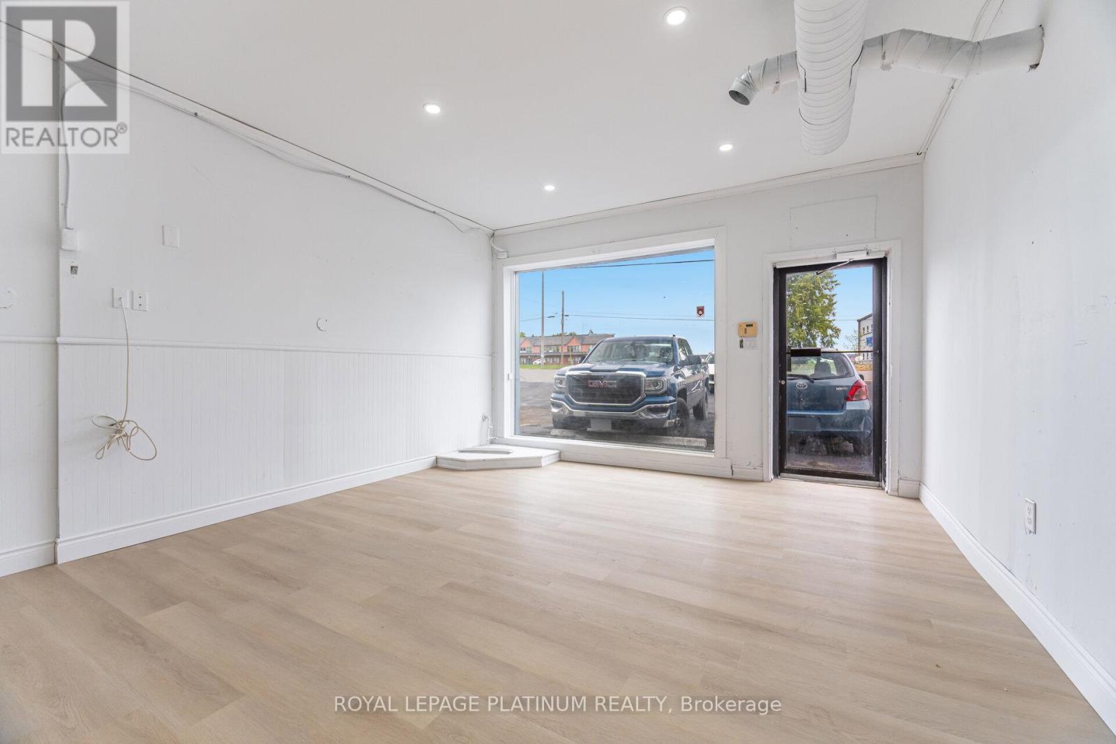 6 – 481 DUNDAS STREET W