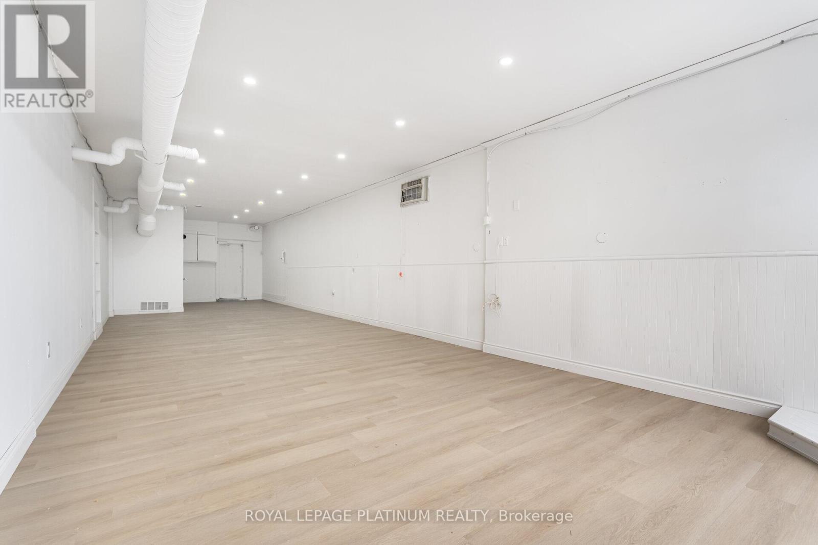 6 – 481 DUNDAS STREET W