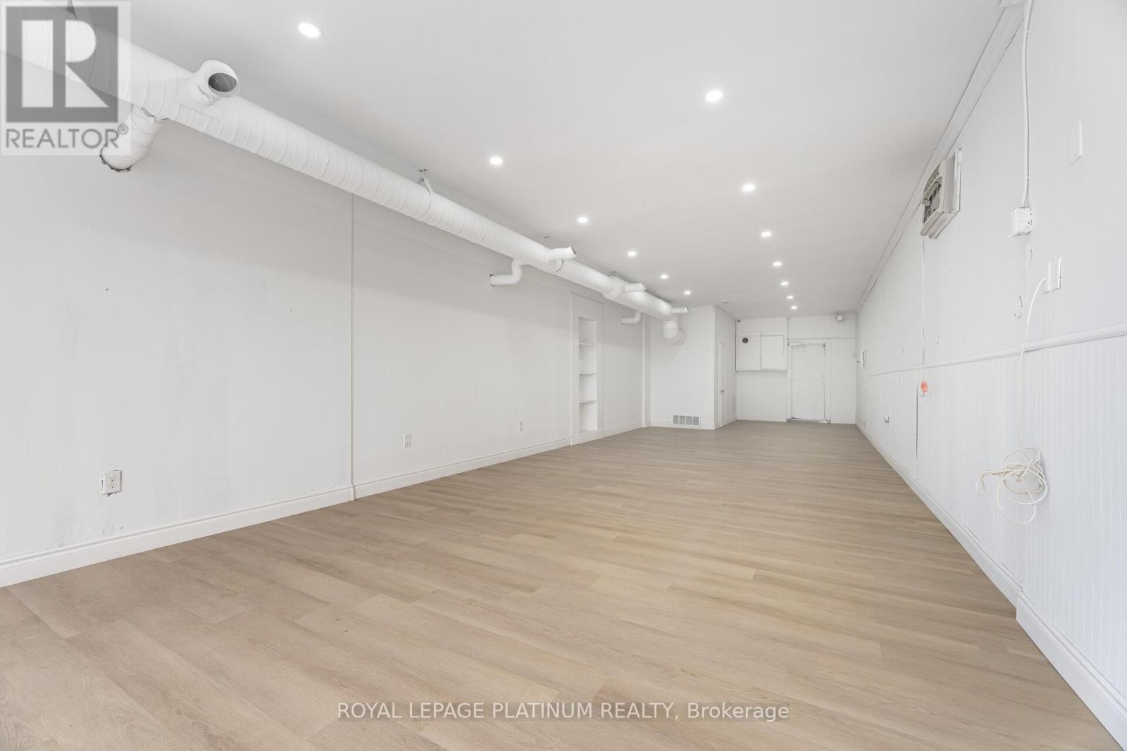 6 – 481 DUNDAS STREET W