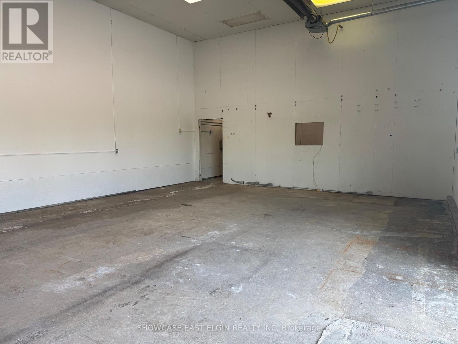 A – 421 JOHN STREET N