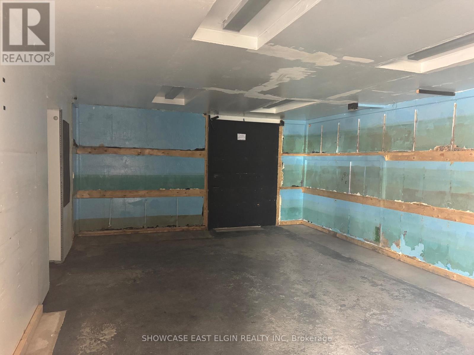 A – 421 JOHN STREET N