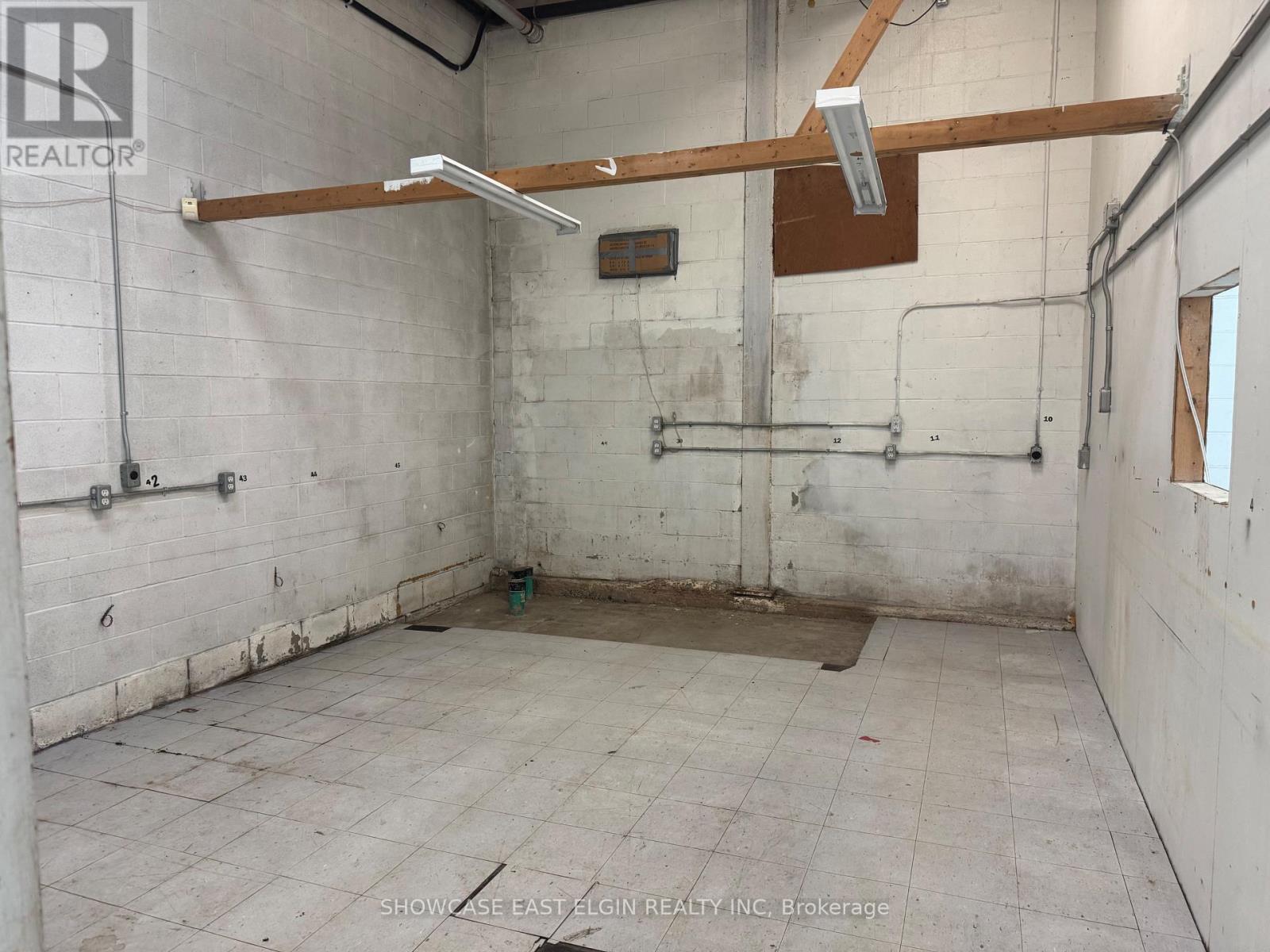 A – 421 JOHN STREET N