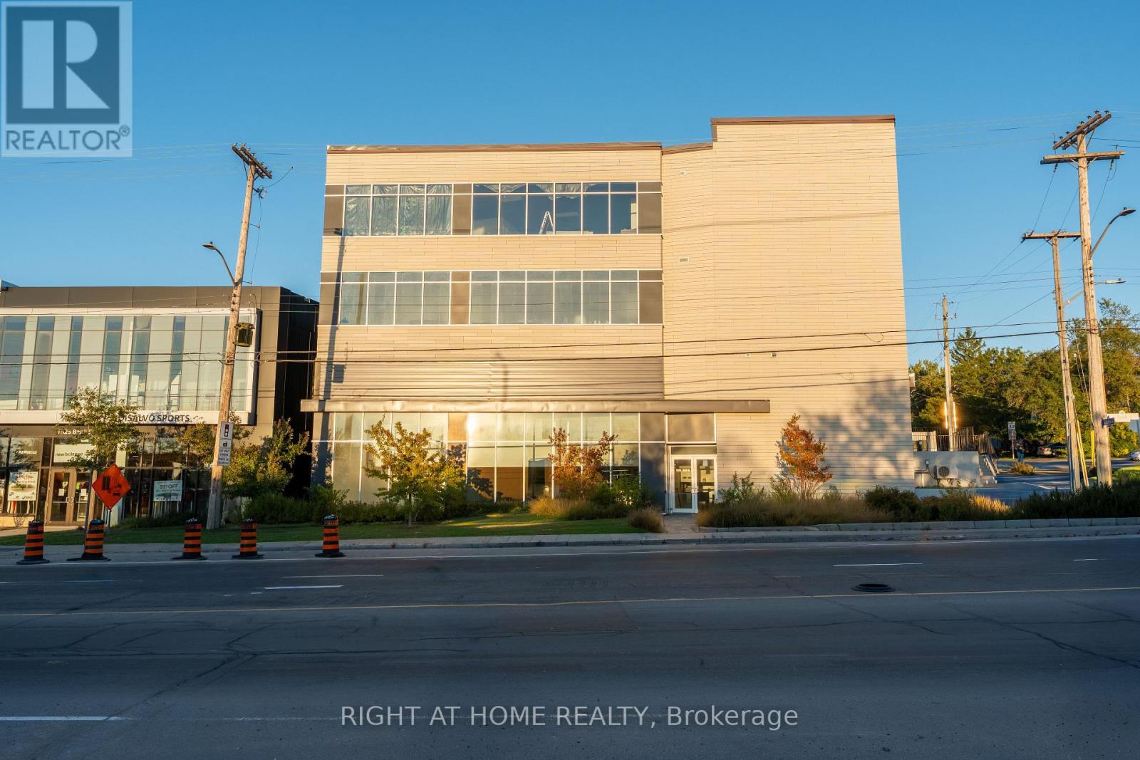 101 – 1637 BANK STREET