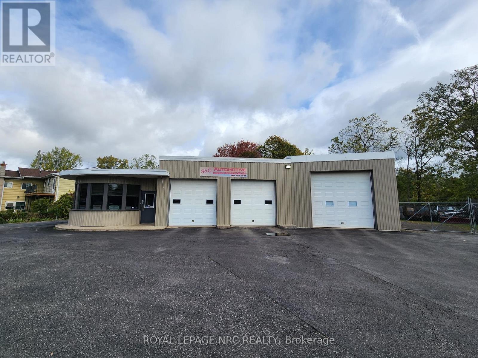 208 RIDGE ROAD N