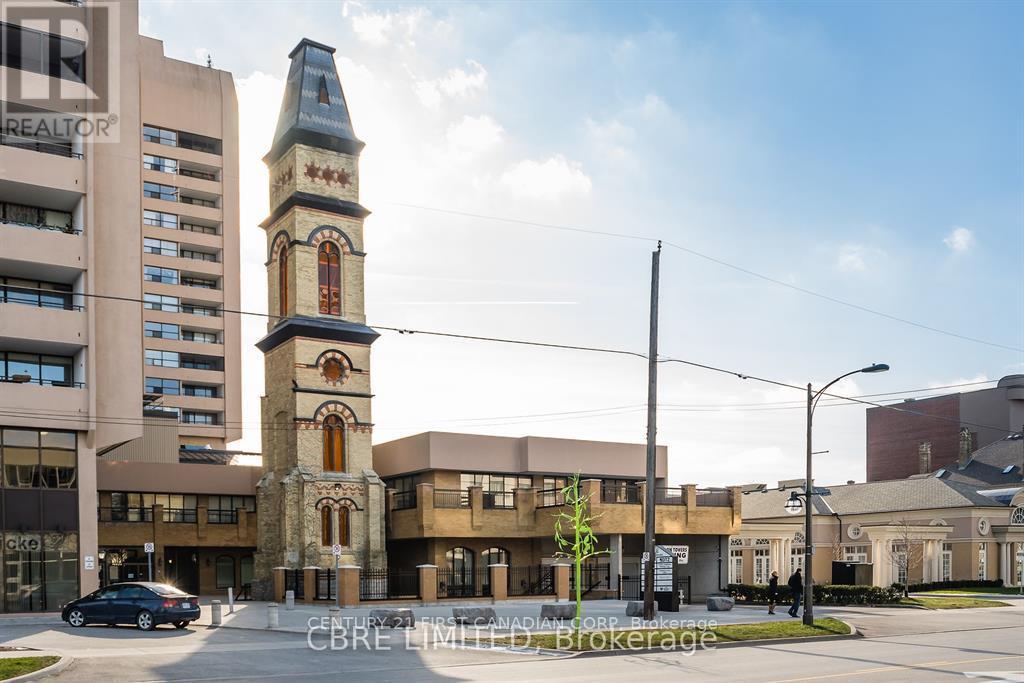 212 – 379 DUNDAS STREET