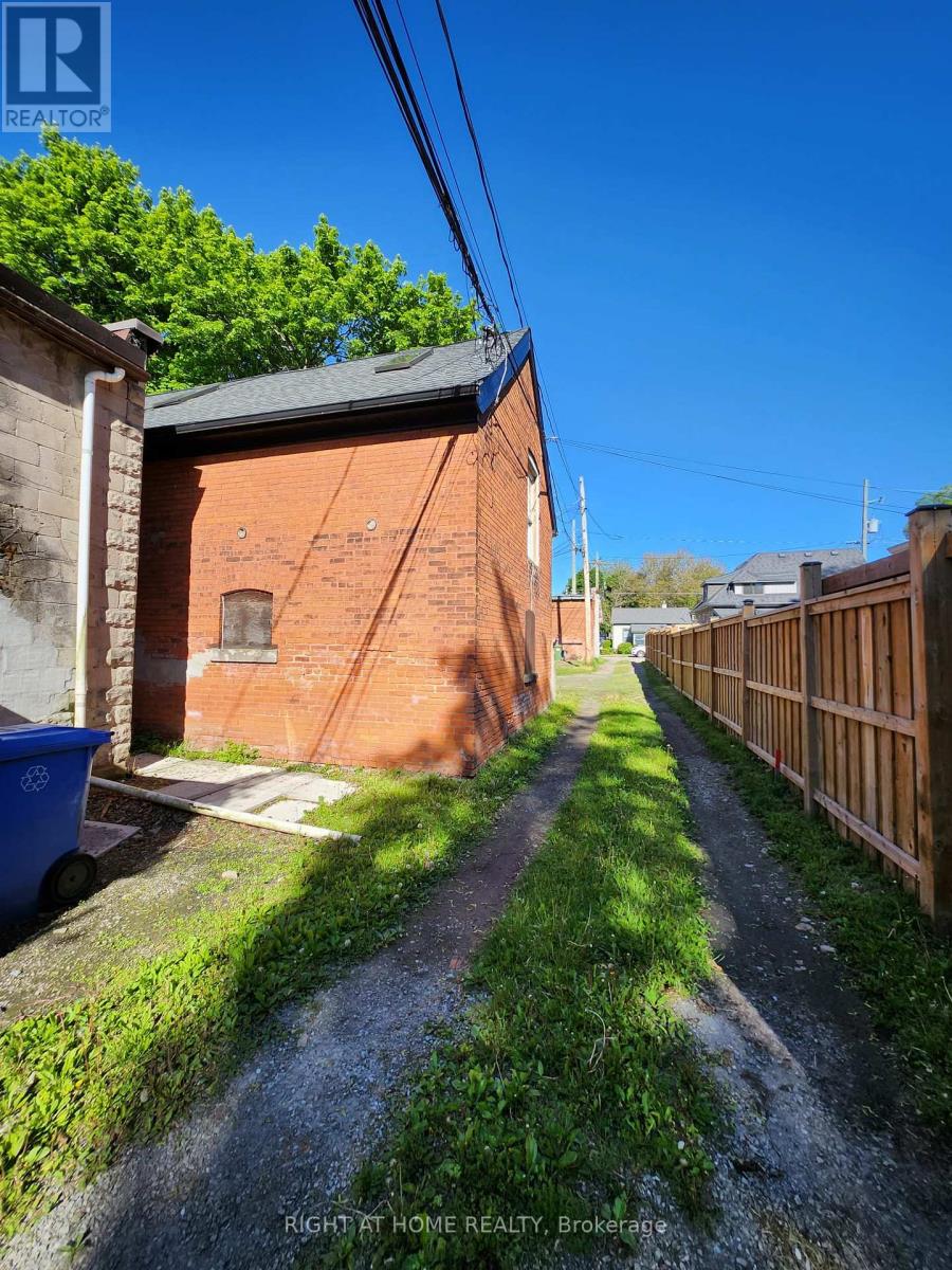 GARAGE – 171 KING STREET W